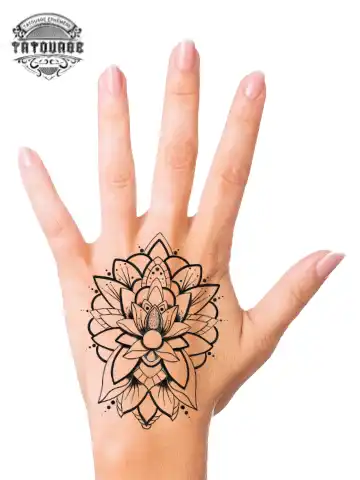 Tatouage éphémère main femme