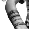 tatouage ephemere bras trait noir photo Tatouage éphémère bras trait noir
