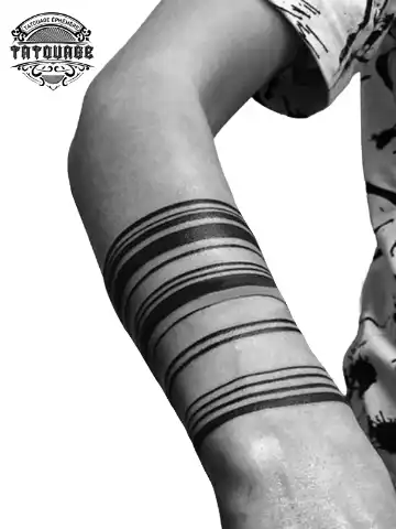 tatouage ephemere bras trait noir photo Tatouage éphémère bras trait noir