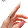 tatouage ephemere doigt battement coeur photo Tatouage éphémère doigt battement coeur