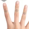 Tatouage éphémère doigt boussole