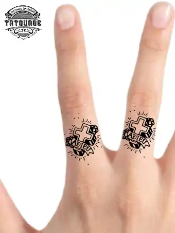 Tatouage éphémère doigt croix