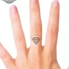 tatouage ephemere doigt diamant photo Tatouage éphémère doigt diamant