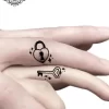 tatouage ephemere doigt en commun photo Tatouage éphémère doigt en commun
