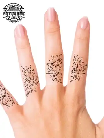 Tatouage éphémère doigt femme mandala