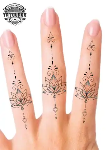 tatouage ephemere doigt fleur de lotus photo Tatouage éphémère doigt fleur de lotus
