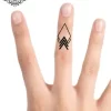 tatouage ephemere doigt geometrique photo Tatouage éphémère doigt géométrique