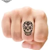 tatouage ephemere doigt homme mort photo Tatouage éphémère doigt homme mort
