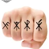 tatouage ephemere doigt homme viking photo Tatouage éphémère doigt homme viking