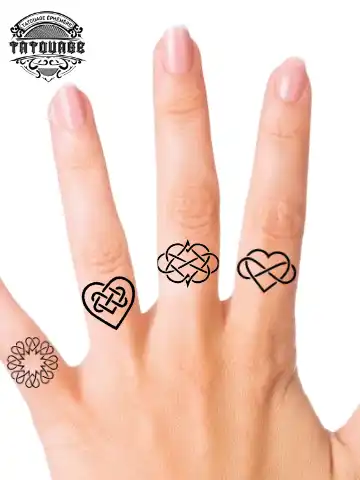 Tatouage éphémère doigt infini