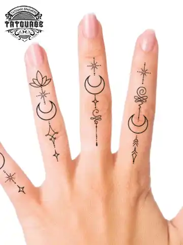 tatouage ephemere doigt lune photo Tatouage éphémère doigt lune