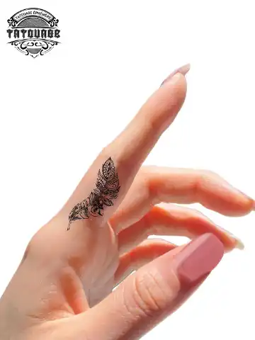 tatouage ephemere doigt plume photo Tatouage éphémère doigt plume