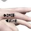tatouage ephemere doigt roi reine photo Tatouage éphémère doigt roi reine