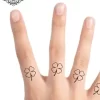 tatouage ephemere doigt trefle photo Tatouage éphémère doigt trèfle