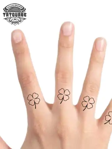 tatouage ephemere doigt trefle photo Tatouage éphémère doigt trèfle