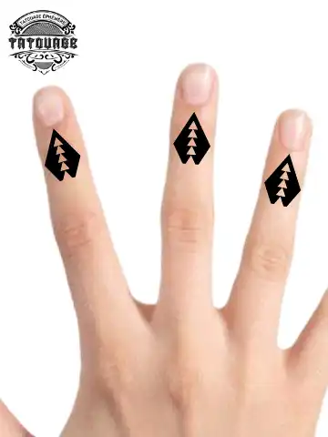 Tatouage éphémère doigt triangle