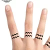 Tatouage éphémère doigt verseau