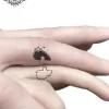 tatouage ephemere doigt yin yang photo Tatouage éphémère doigt yin yang
