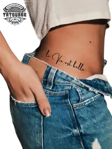 Tatouage éphémère hanche phrase