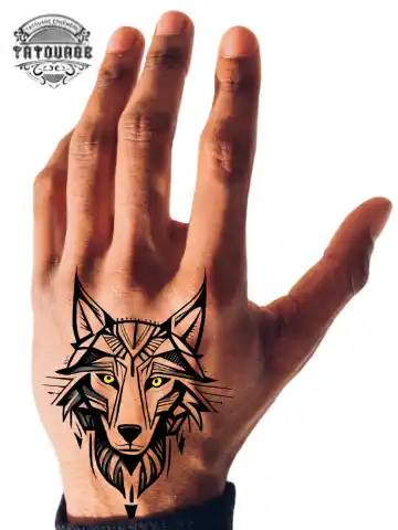tatouage ephemere main loup photo Tatouage éphémère main loup