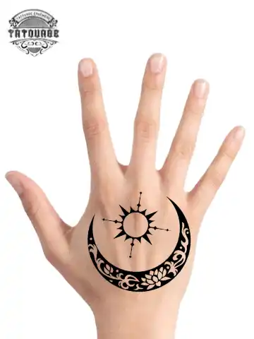 Tatouage éphémère main lune