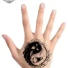 tatouage ephemere main ying yang photo Tatouage éphémère main ying yang