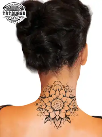 Tatouage éphémère nuque femme mandala