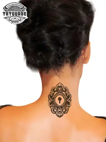 Tatouage éphémère nuque serrure