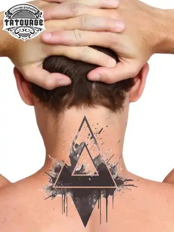 Tatouage éphémère nuque triangle