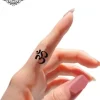 tatouage ephemere om doigt photo Tatouage éphémère om doigt