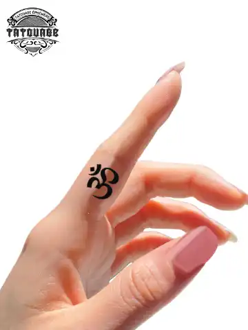 Tatouage éphémère om doigt