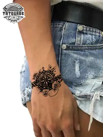 tatouage ephemere poignet boussole photo Tatouage éphémère poignet boussole