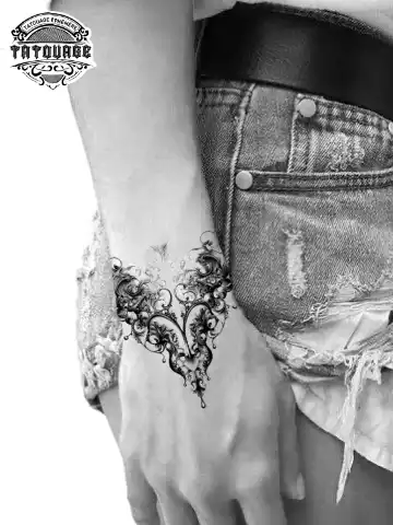 tatouage ephemere poignet dentelle photo Tatouage éphémère poignet dentelle