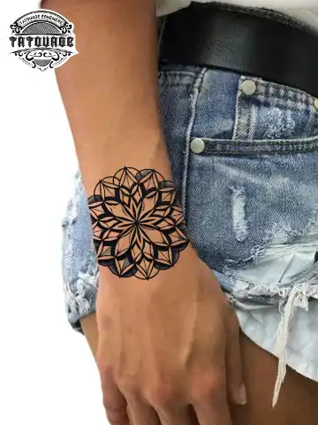 Tatouage éphémère poignet femme mandala