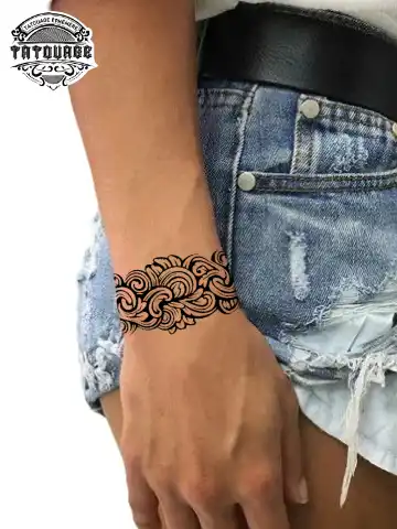 Tatouage éphémère poignet femme zen