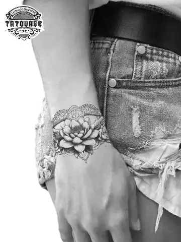 Tatouage éphémère poignet fleur de lotus