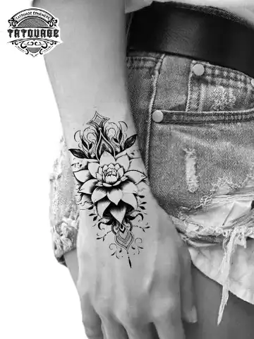 Tatouage éphémère poignet fleur
