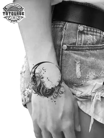 tatouage ephemere poignet lune photo Tatouage éphémère poignet lune