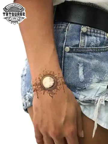 Tatouage éphémère poignet lune soleil