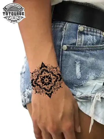Tatouage éphémère poignet mandala femme