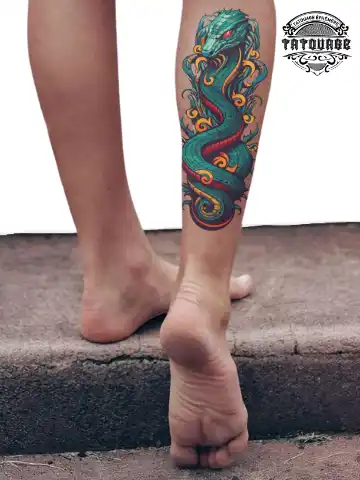 Tatouage éphémère serpent mollet