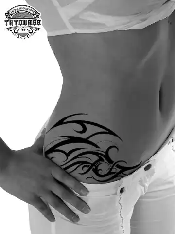 Tatouage éphémère tribal hanche femme