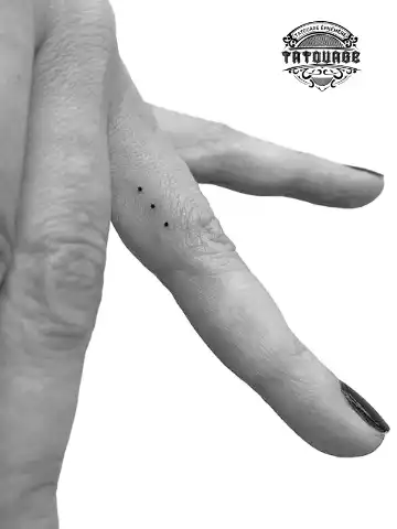 petit tatouage ephemere 3 petit point gros plan petit tatouage éphémère 3 petit point