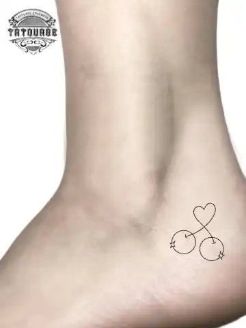 petit tatouage ephemere au pied photo petit tatouage éphémère au pied