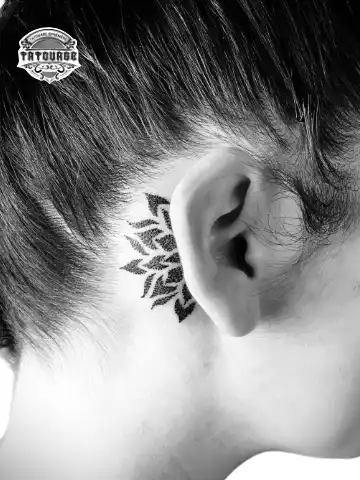petit tatouage ephemere derriere l oreille photo petit tatouage éphémère derrière l’oreille