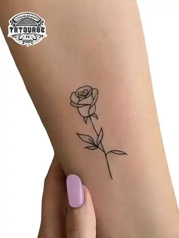 petit tatouage ephemere rose femme gros plan petit tatouage éphémère rose femme