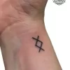petit tatouage ephemere viking homme gros plan petit tatouage éphémère viking homme