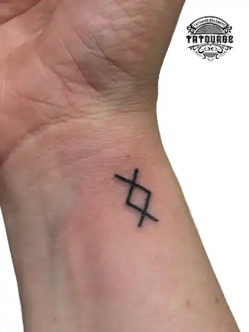 petit tatouage ephemere viking homme gros plan petit tatouage éphémère viking homme